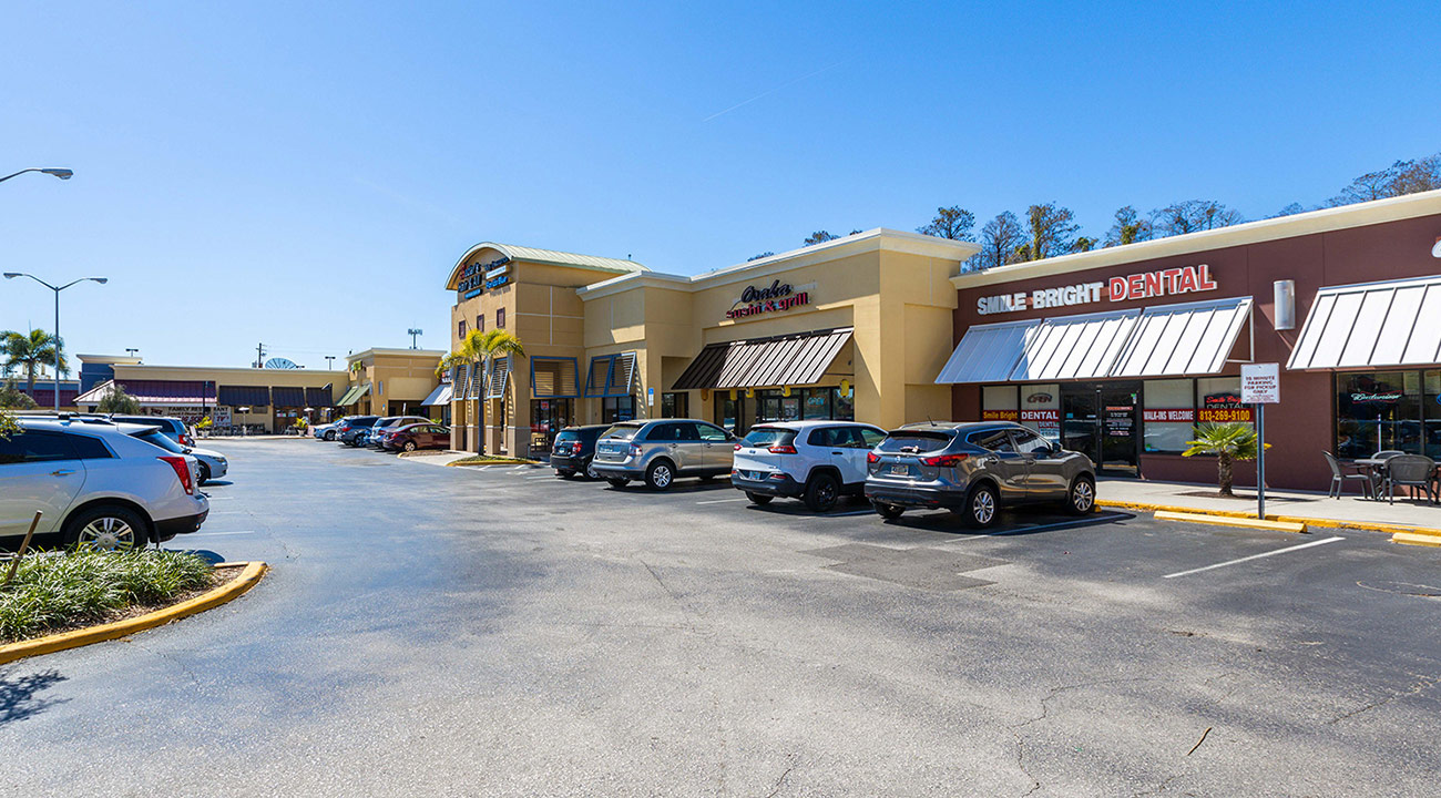 CS13 Colonial Square Shopping Center Exterior and Storefronts