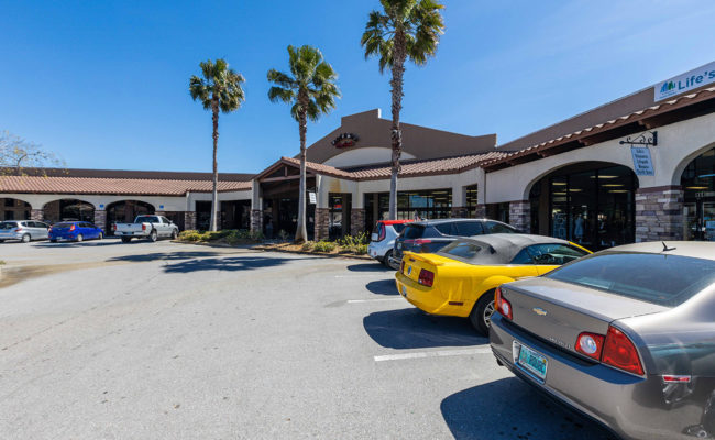 szgdsdfhsgfh Retail shopping center exterior with storefronts